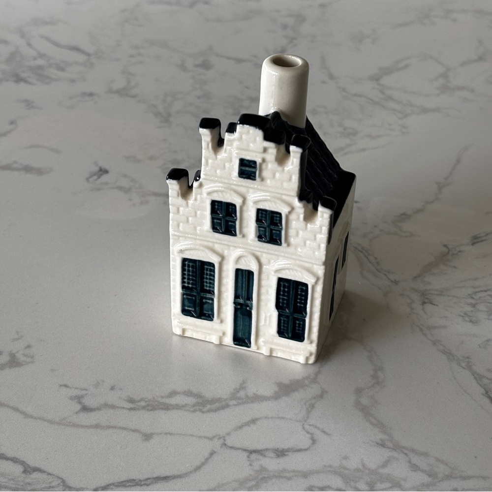 KLM #76 Blue Delft House by BOLS
